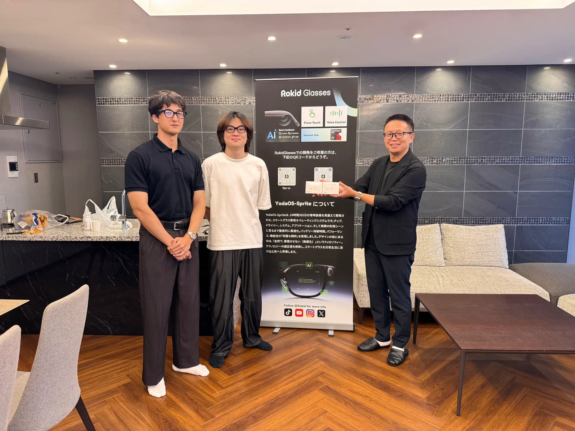 Rokidの展示バナーとともに、会場での記念撮影
